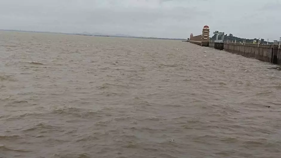 Tungabhadra Dam Officials Issue High Alert amid Heavy Flood Inflows