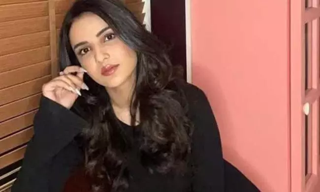 Bollywood actress Jasmin Bhasin loses eyesight after wearing lenses