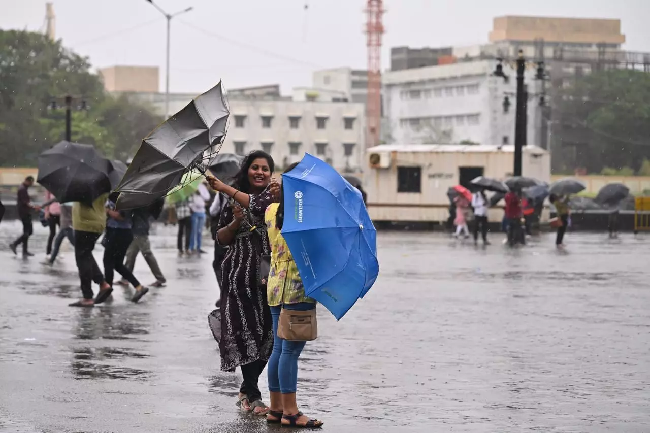 IMD issues heavy rain alert for Mumbai, neighbouring areas