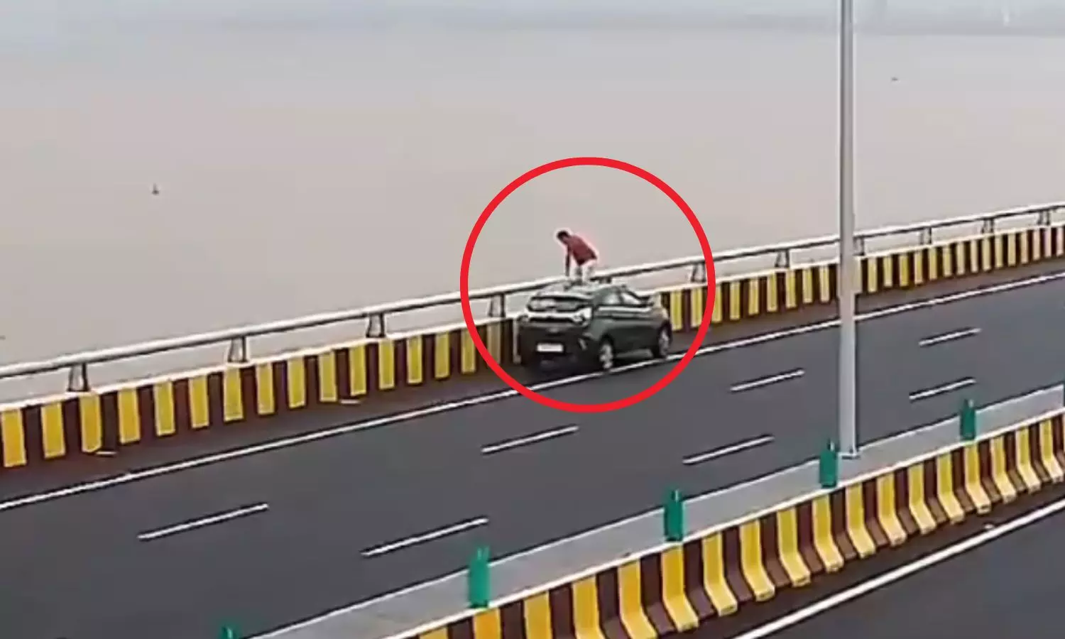 Techie stops car on Atal Setu bridge in Mumbai, jumps into sea; search underway