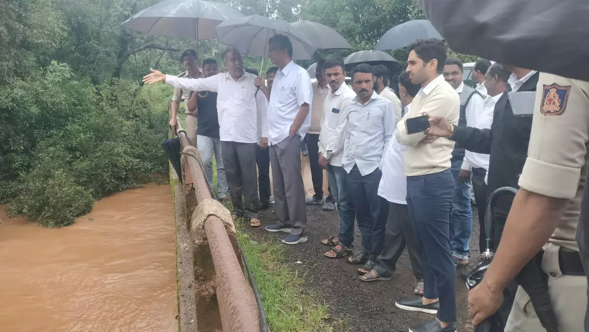 Karnataka: PWD minister visits flood-hit areas in Khanapur