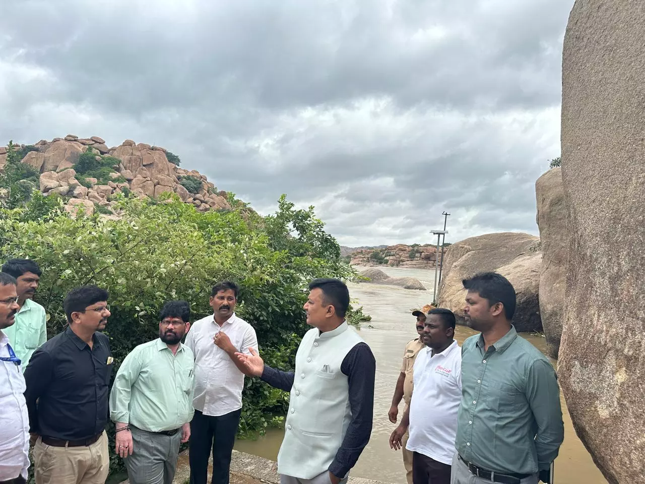 Karnataka: Officials Visit Flood-Hit Areas Amidst Rising Tungabhadra Waters