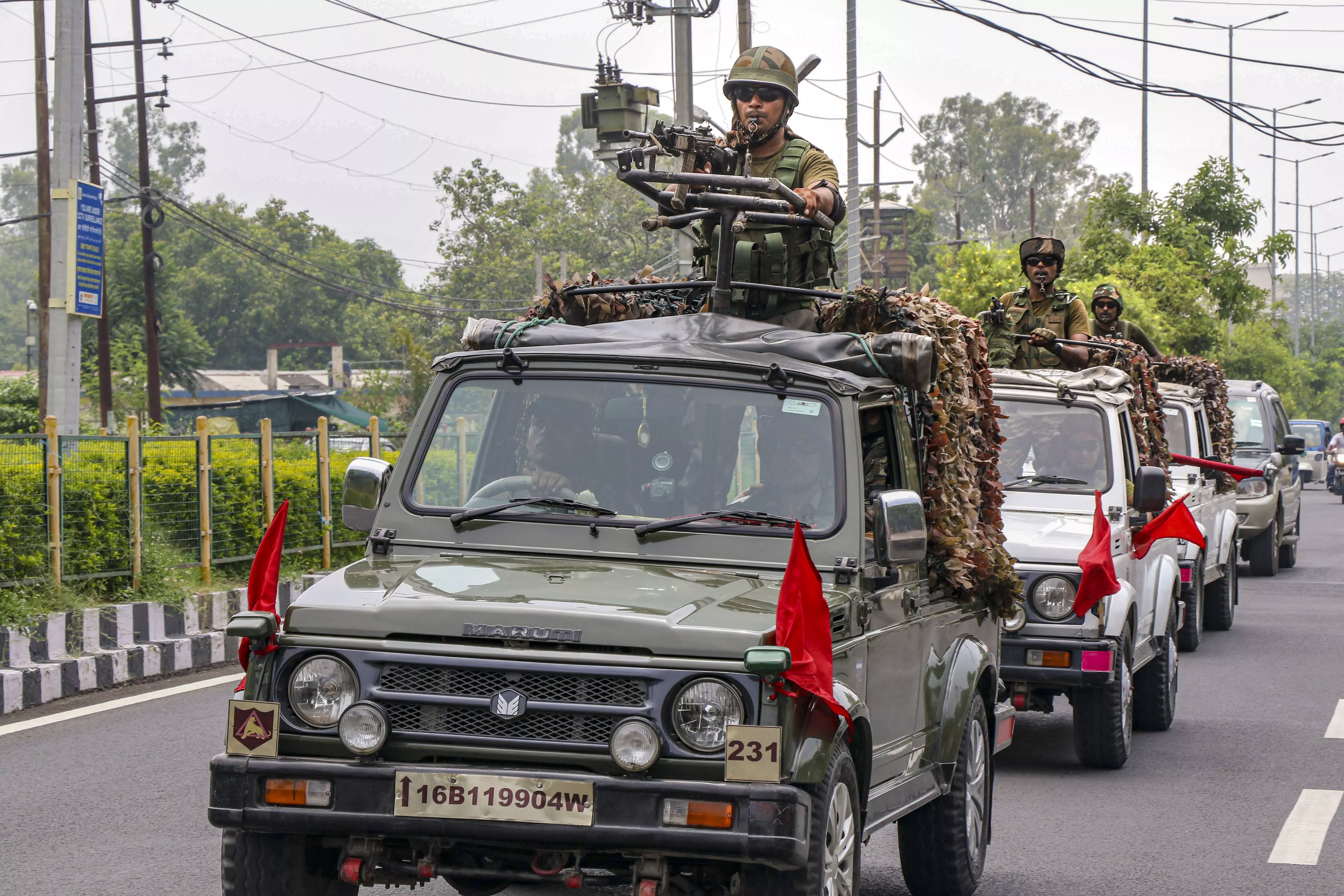 Army jawan, Pak intruder killed, 4 soldiers injured in LoC gunfight