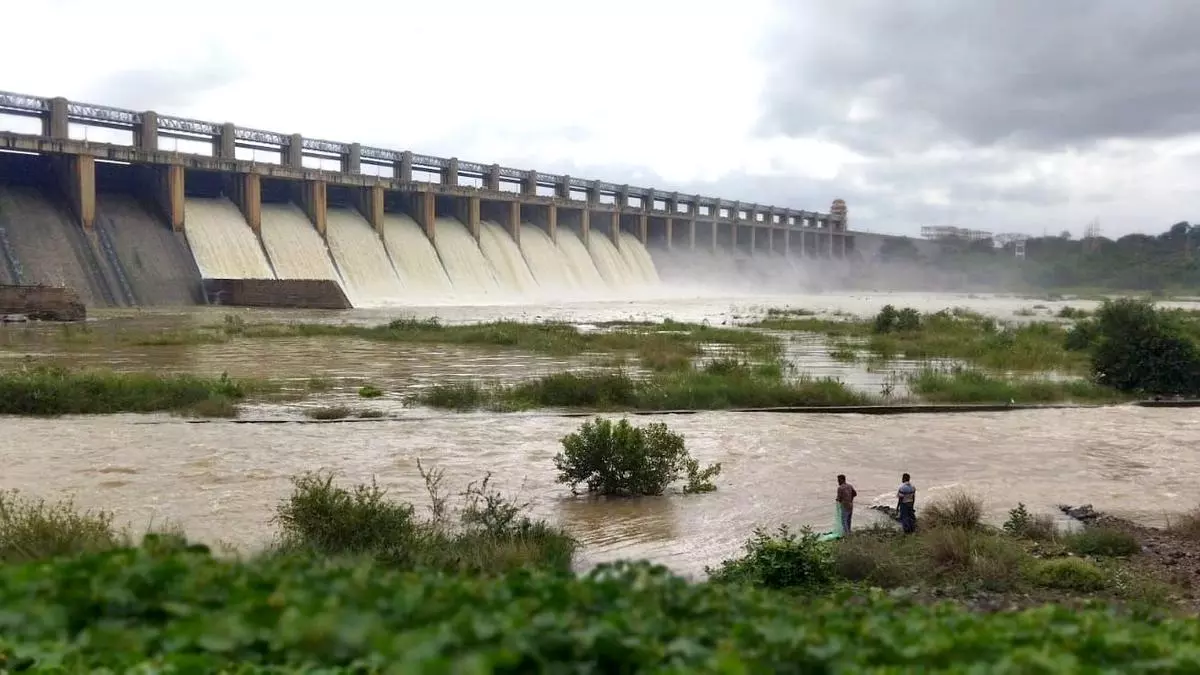 Tungabhadra Dam gate collapse triggers high alert in Kurnool