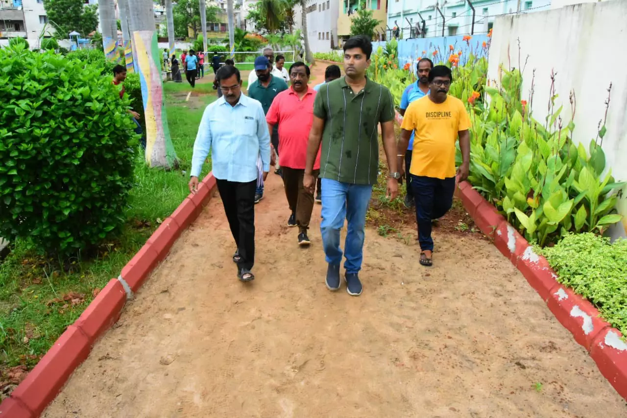 Andhra Pradesh: VMC chief climbs Chitti Nagar hill, inspects amenities