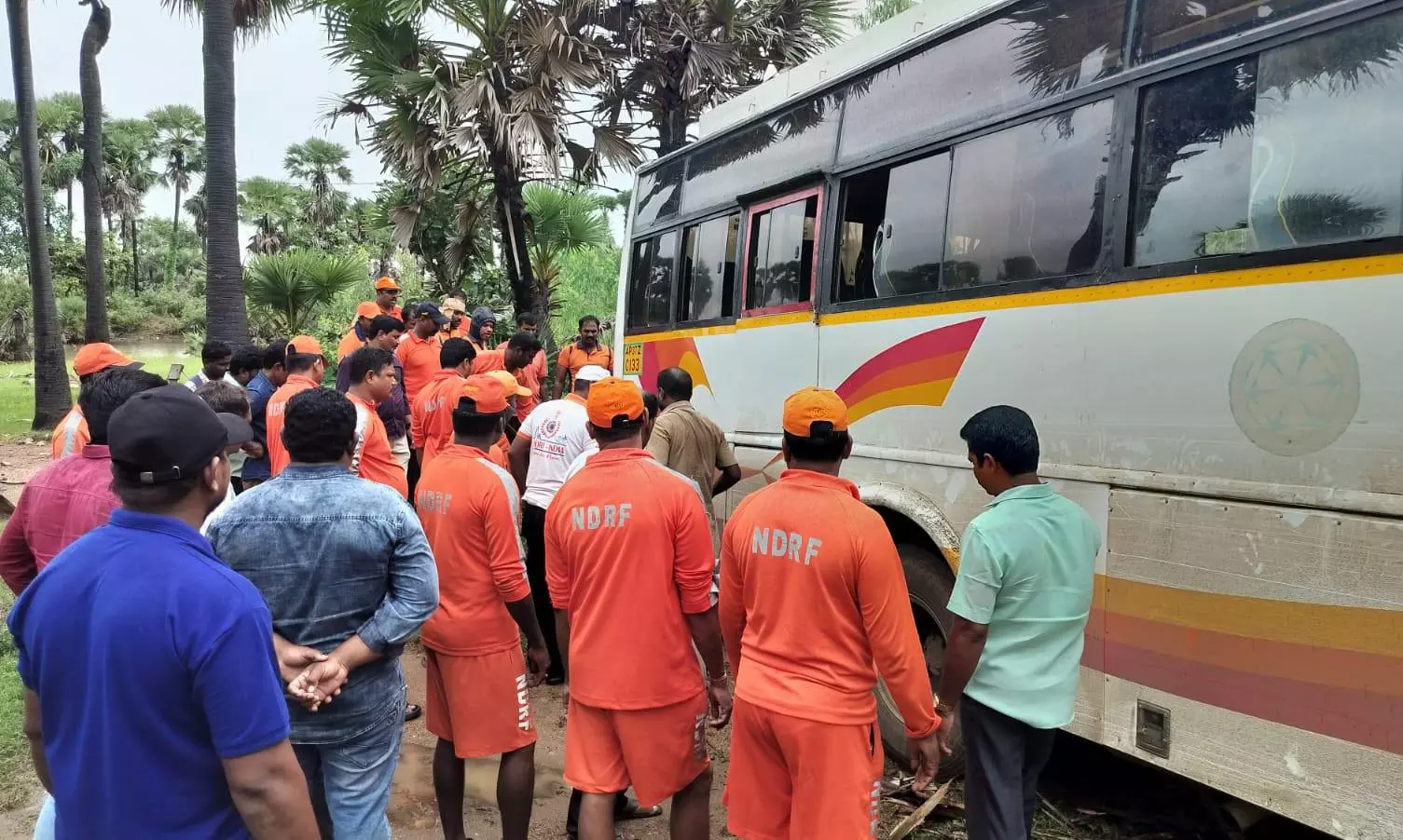 Journalists Have a Hard Time in Flooded Velerupadu