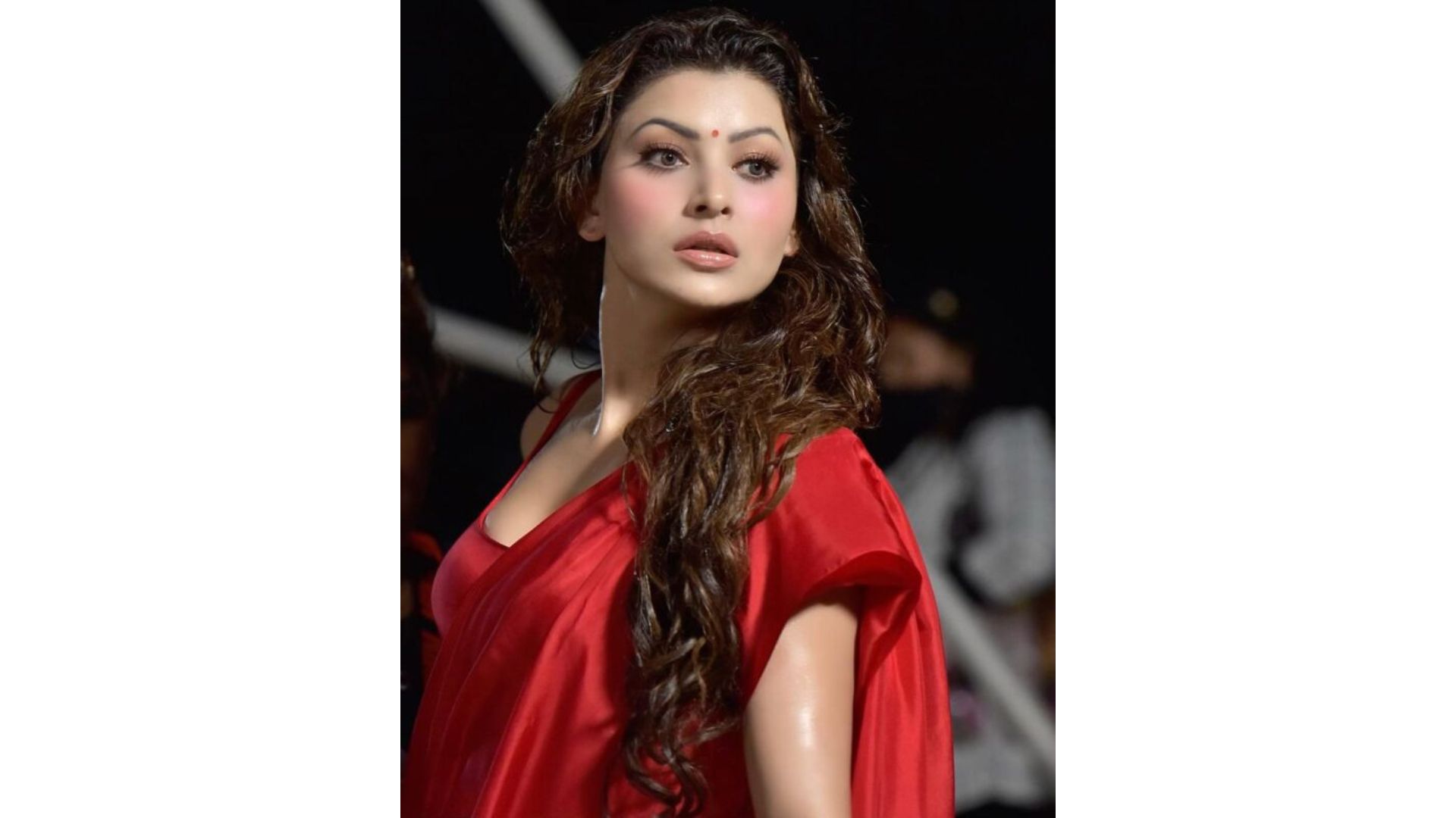 Urvashi Rautela dons a de-glam look in Ghuspaithiya