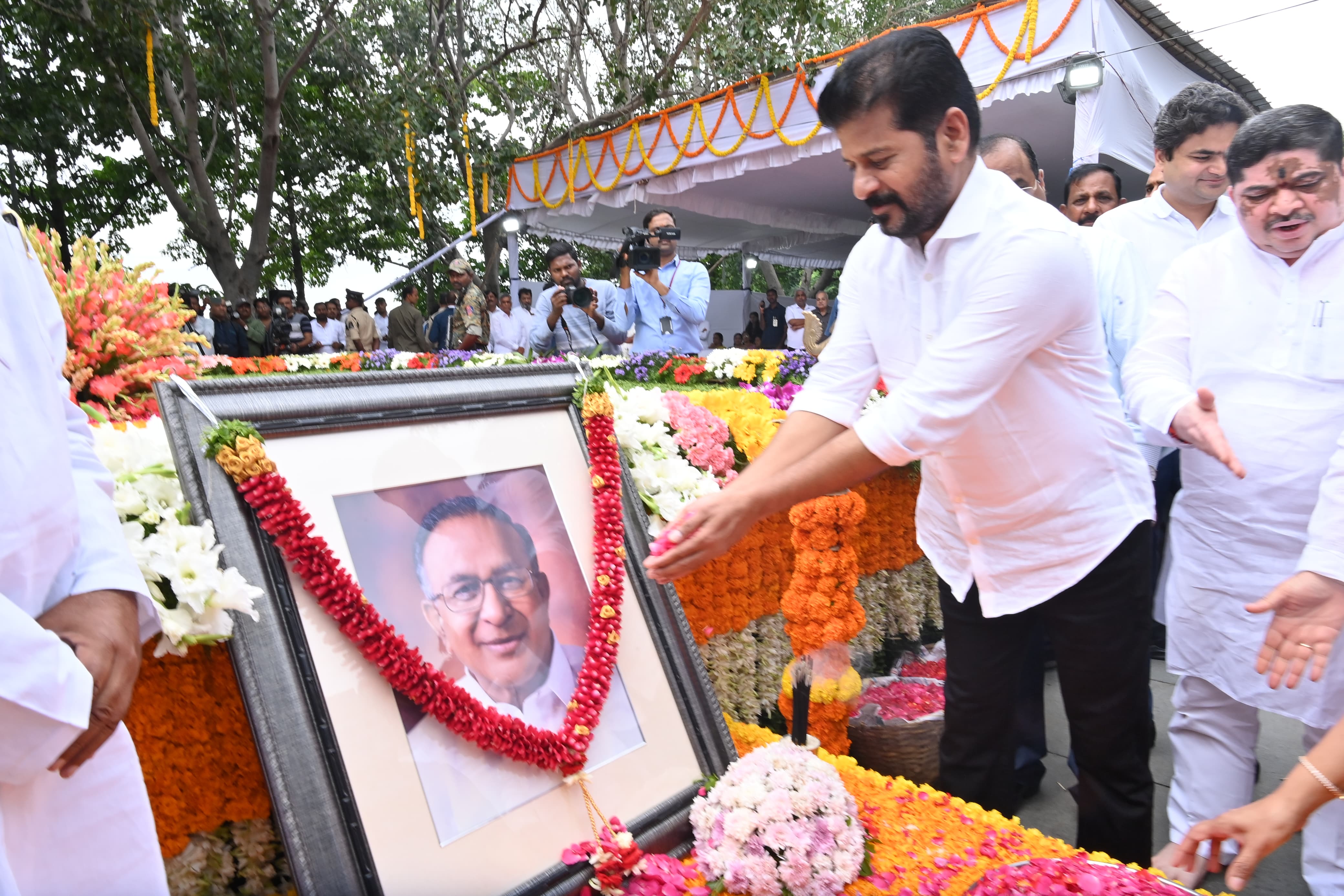 Telangana CM pays tributes to Jaipal Reddy