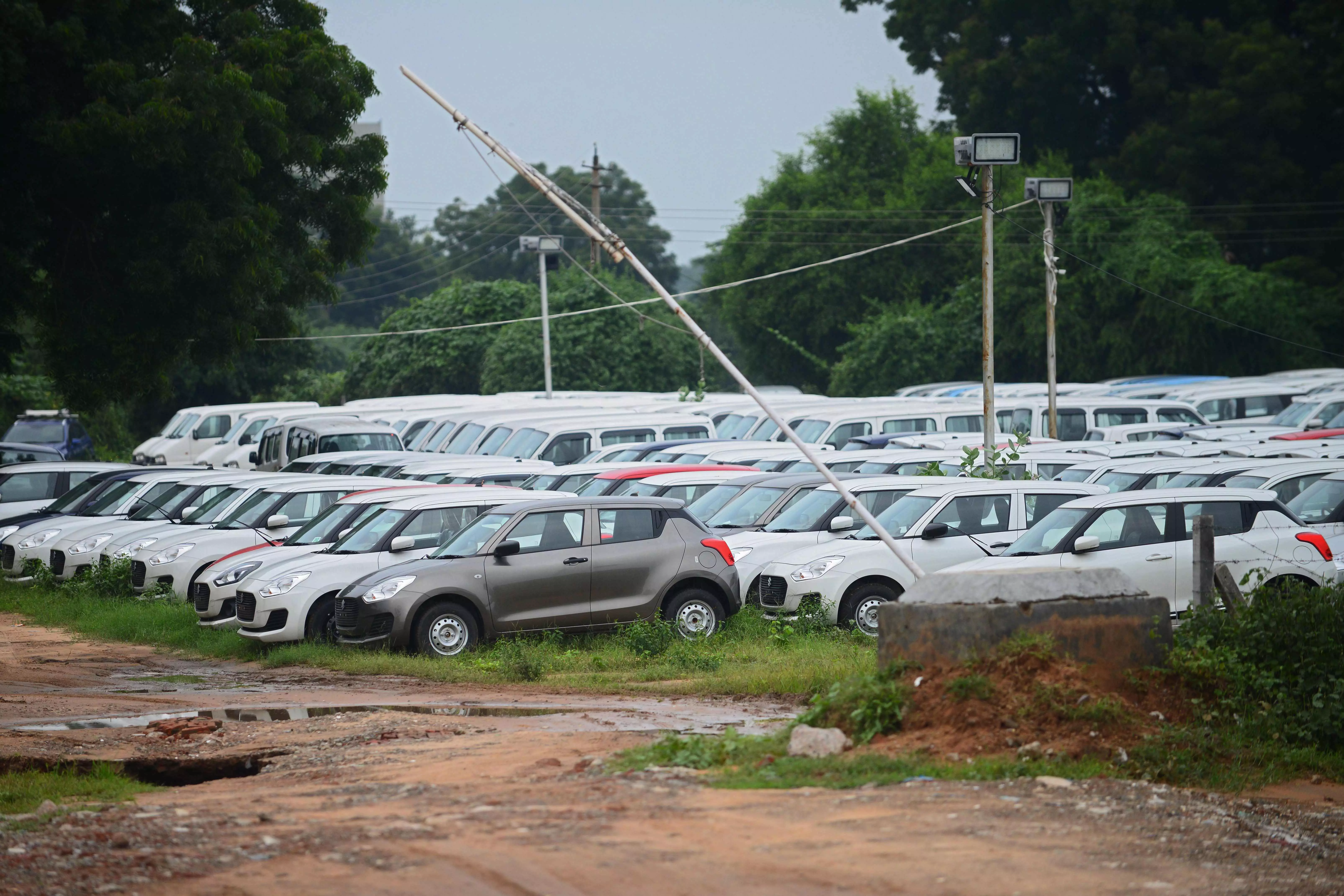 Carmakers sales to dealers in July cools