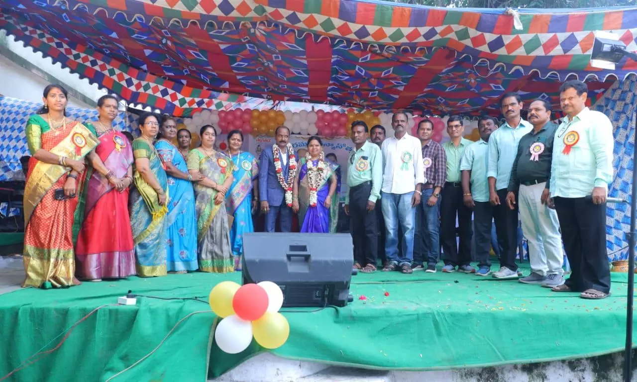 Warangal Students Honour Retiring Teacher With Bullock Cart Procession