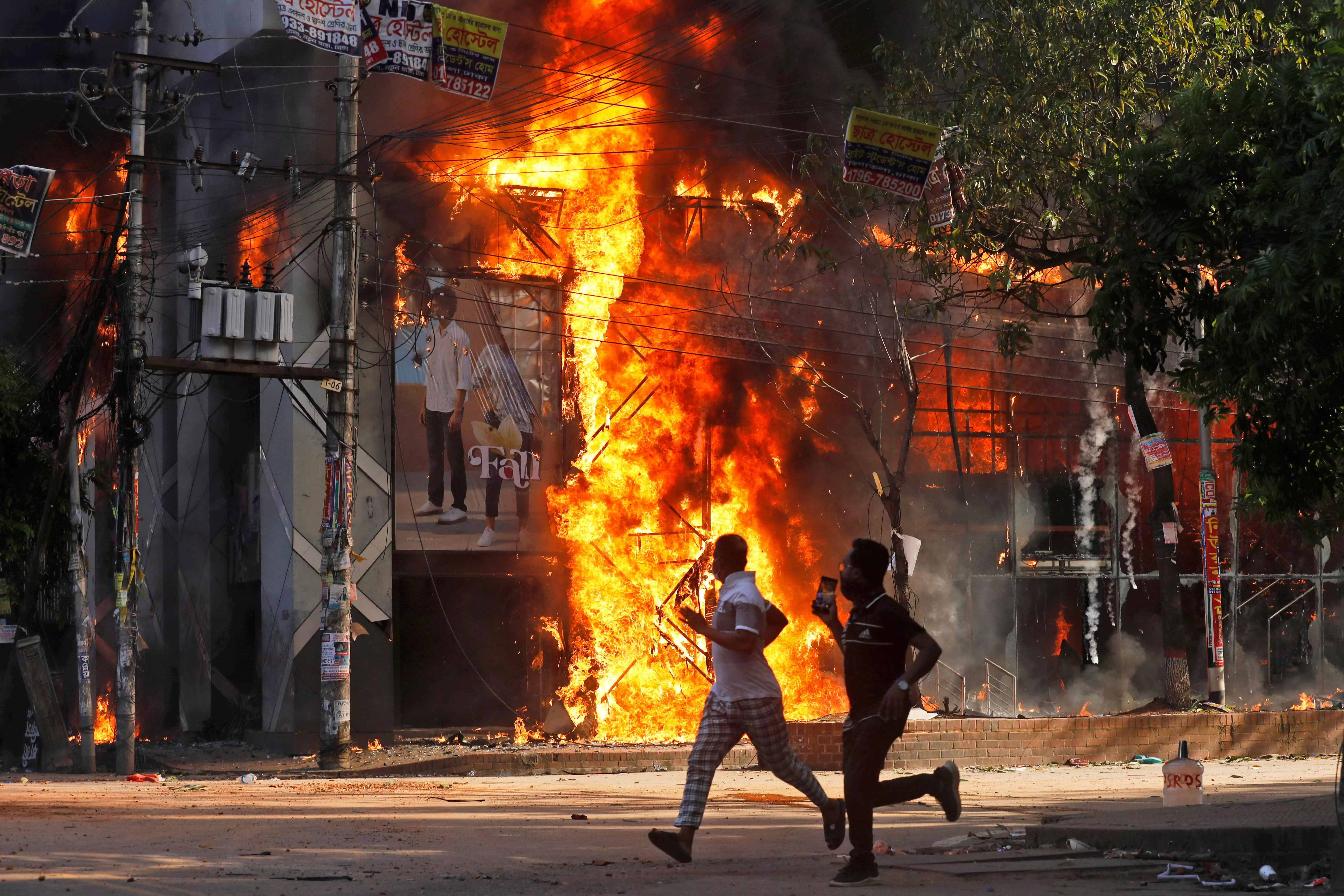 Thousands storm Bangladeshi PM Sheikh Hasinas official residence