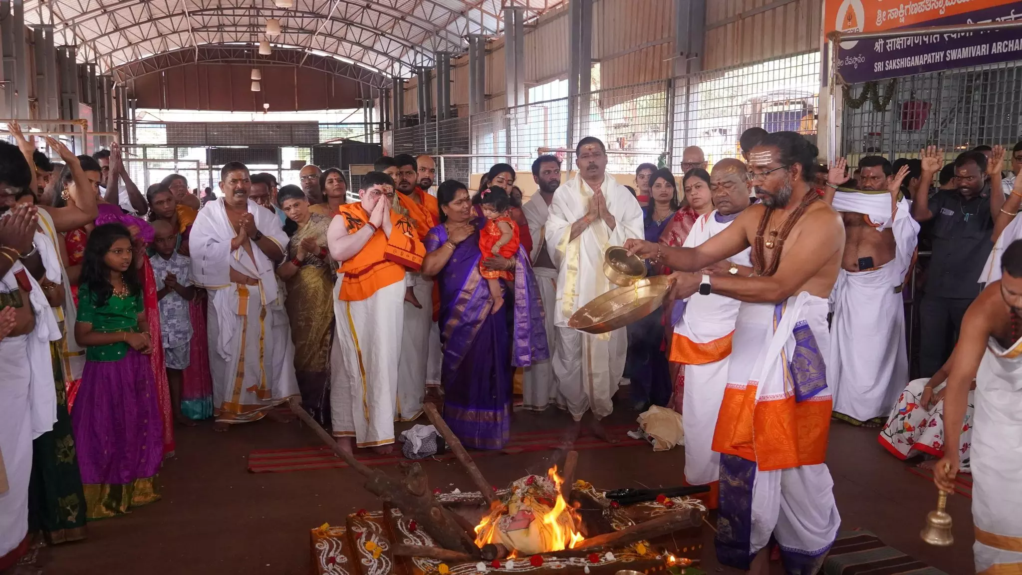 Minister Ponnam visits Srisailam temple