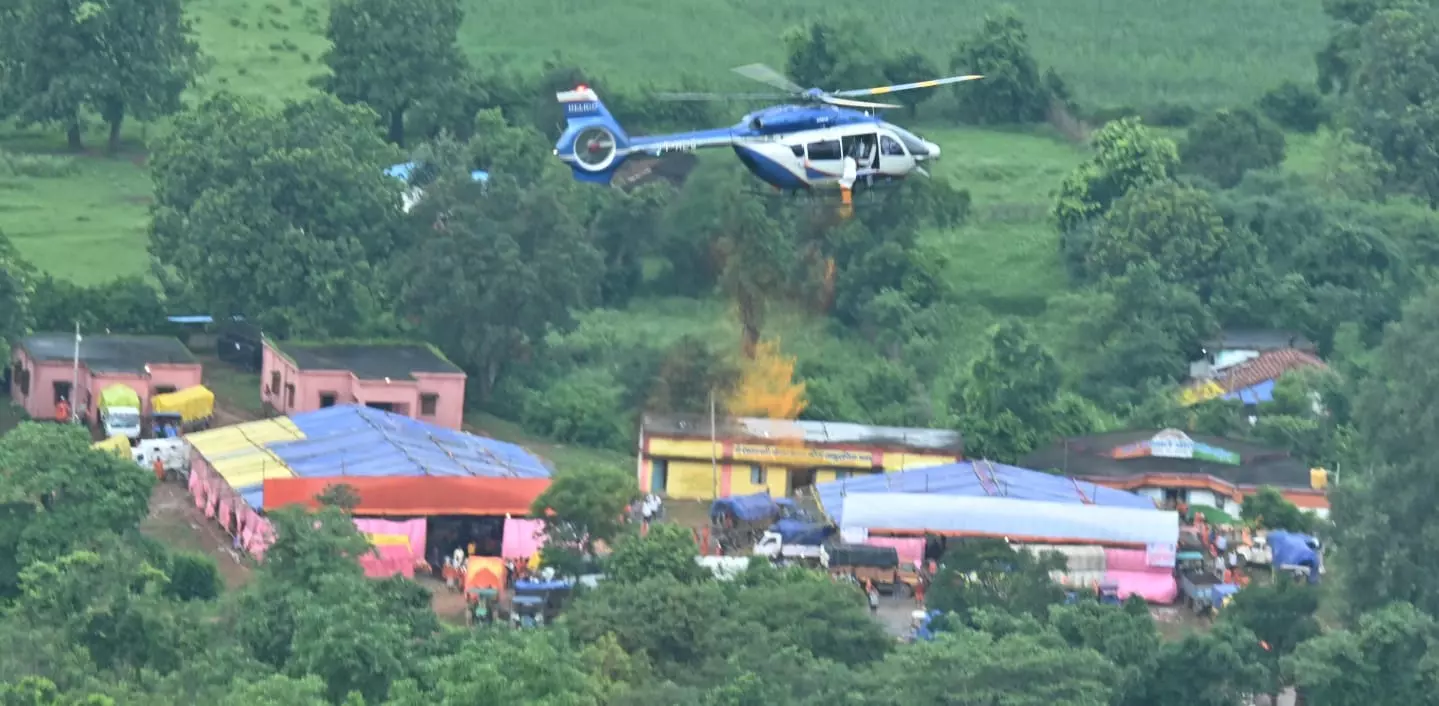 Chhattisgarh: Sai Greets Kanwariyas by Showering Flower Petals From Chopper