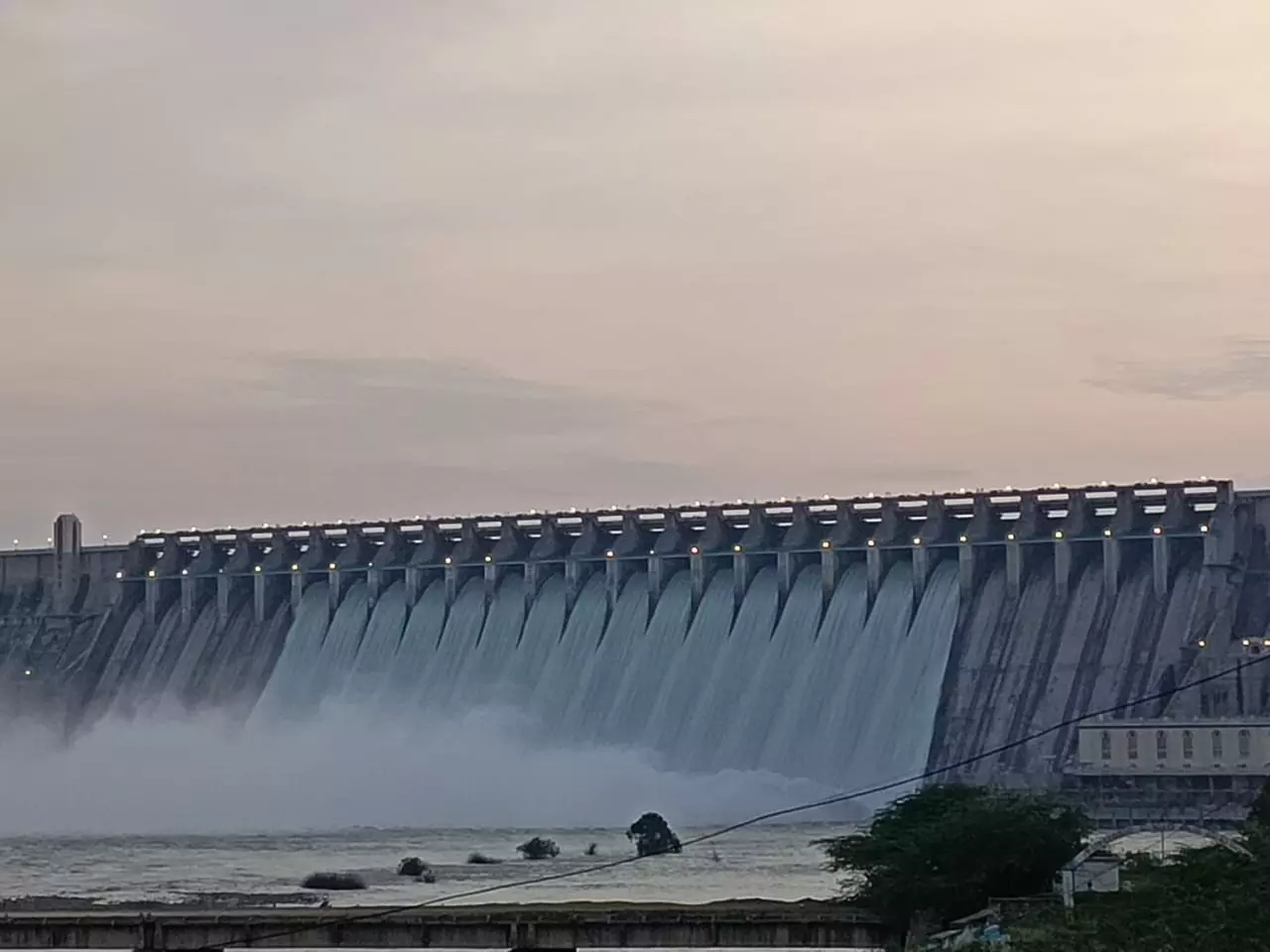 Telangana: Left canal of Nagarjuna Sagar breached at Ramachandrapuram