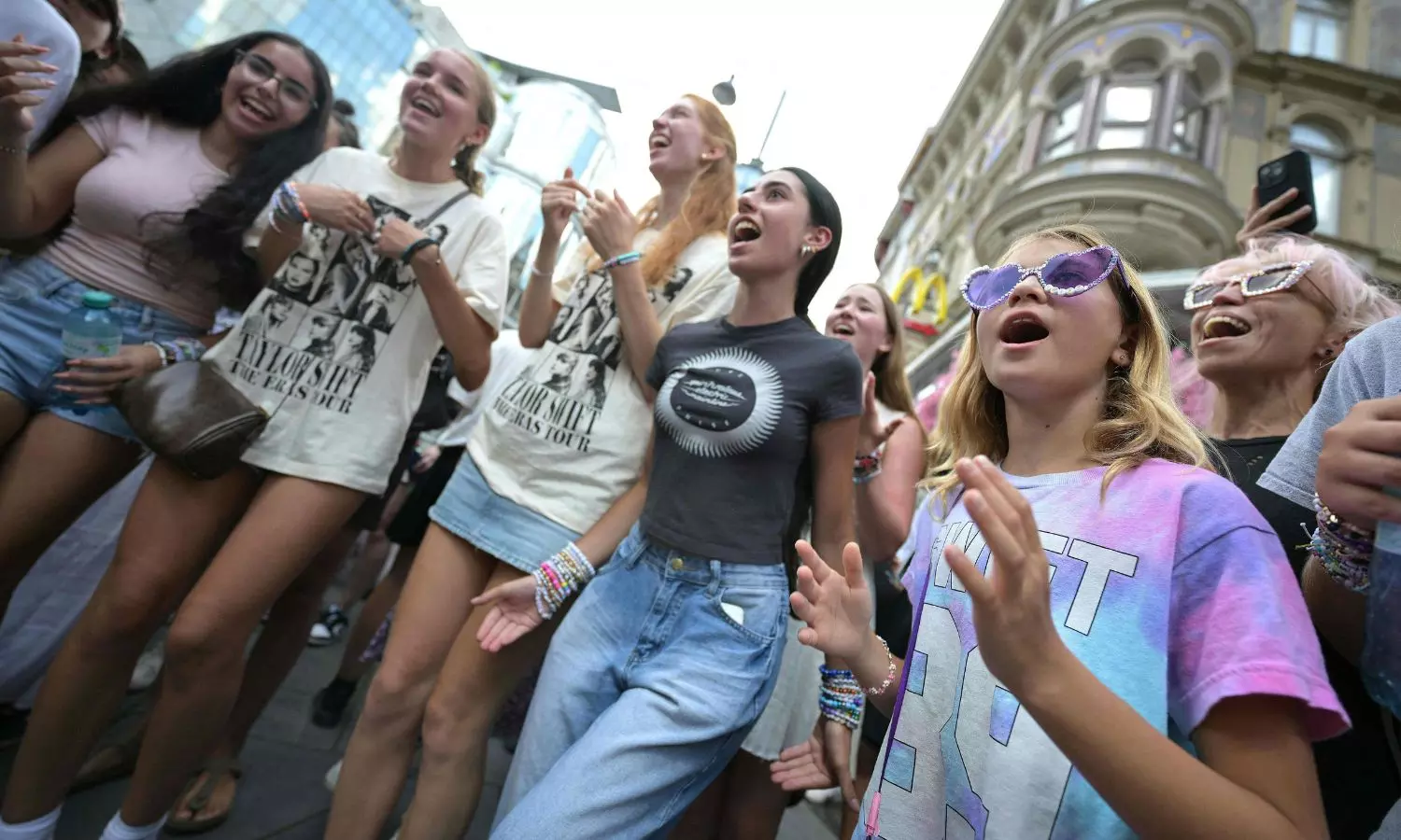 Hundreds of Taylor Swift fans come together in Vienna after concerts canceled