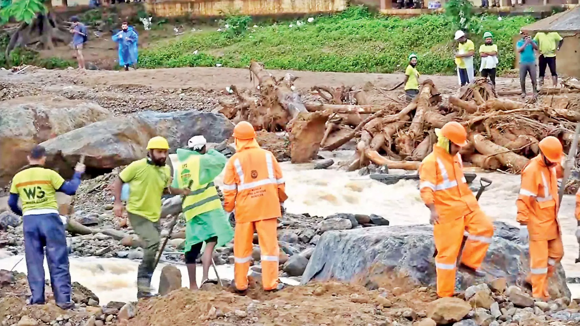 2,000 Join Peoples Search for Missing in Wayanad Disaster, 4 bodies found