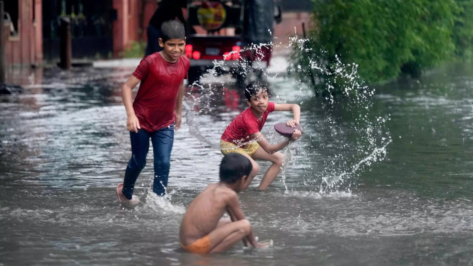 Heavy Rain Hits Delhi, Causes Traffic Disruptions and Waterlogging