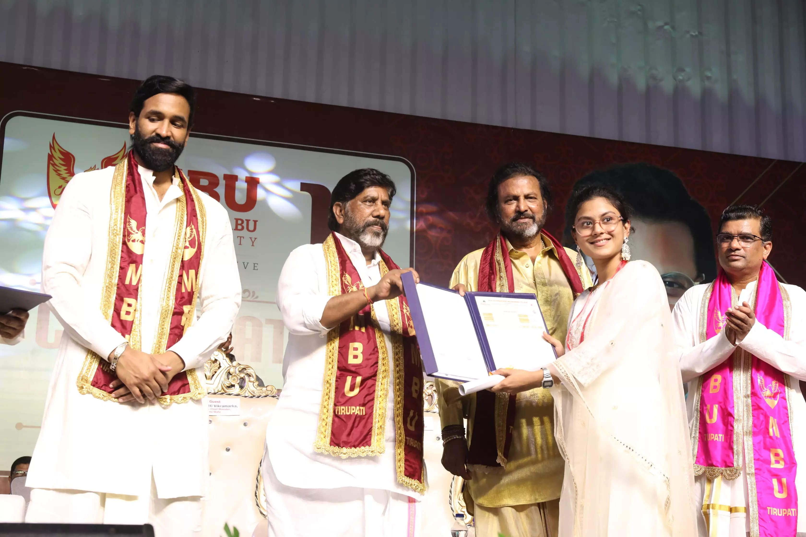 Telangana: Bhatti Urges Graduates To Serve Nation With Team Spirit