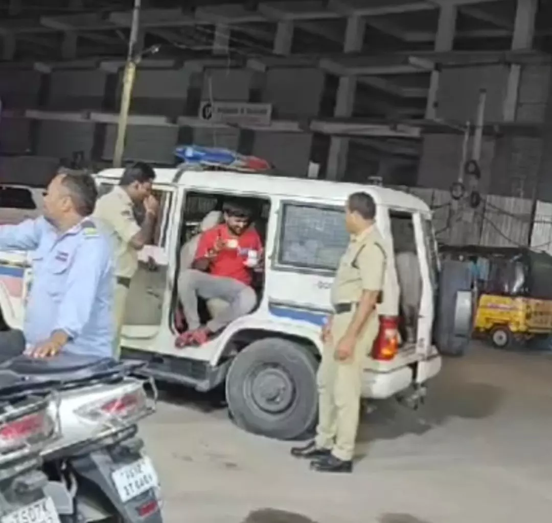 Hyderabad: Prison escort officers spotted having chai with accused