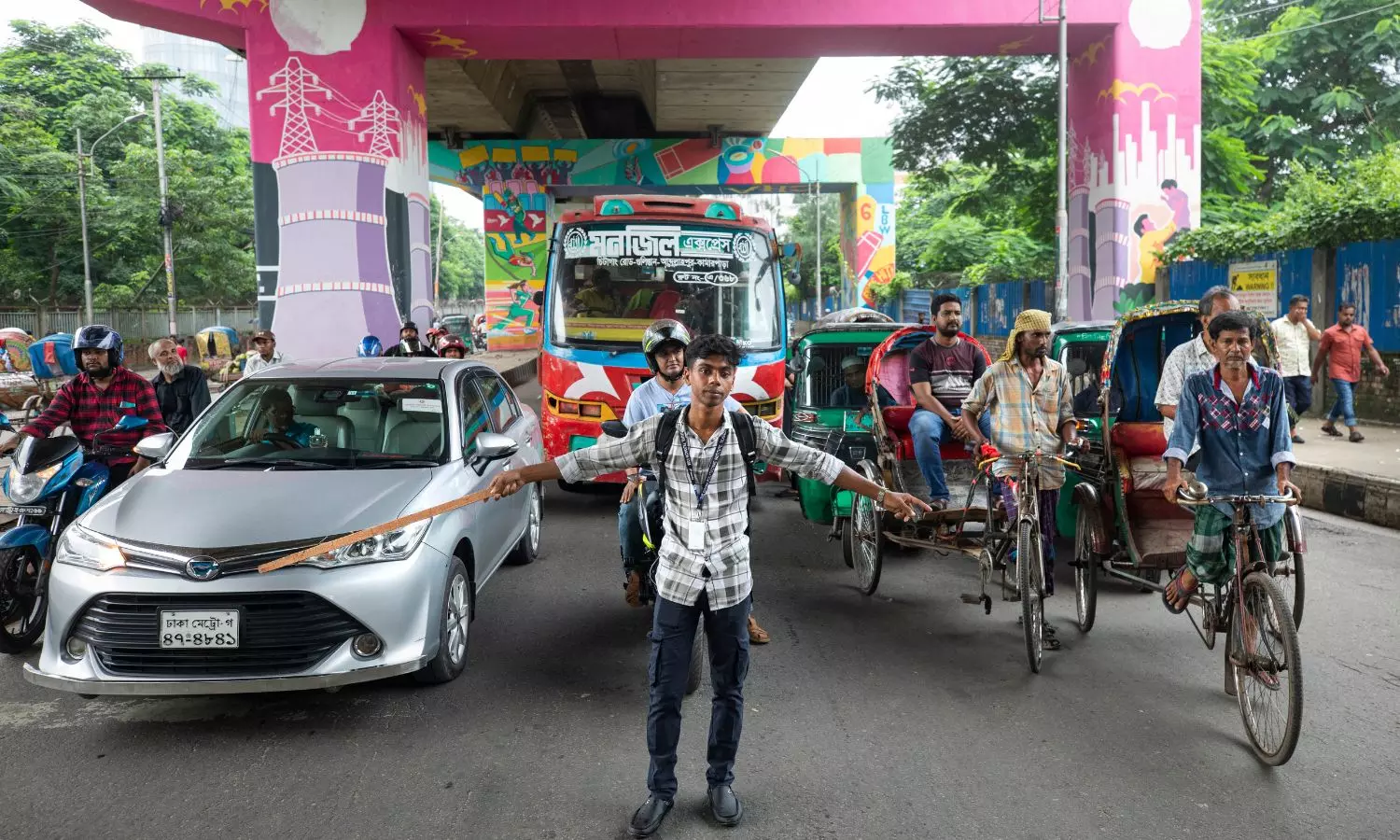 Bangladesh crisis: Students continue to manage roads despite traffic police joining their duties