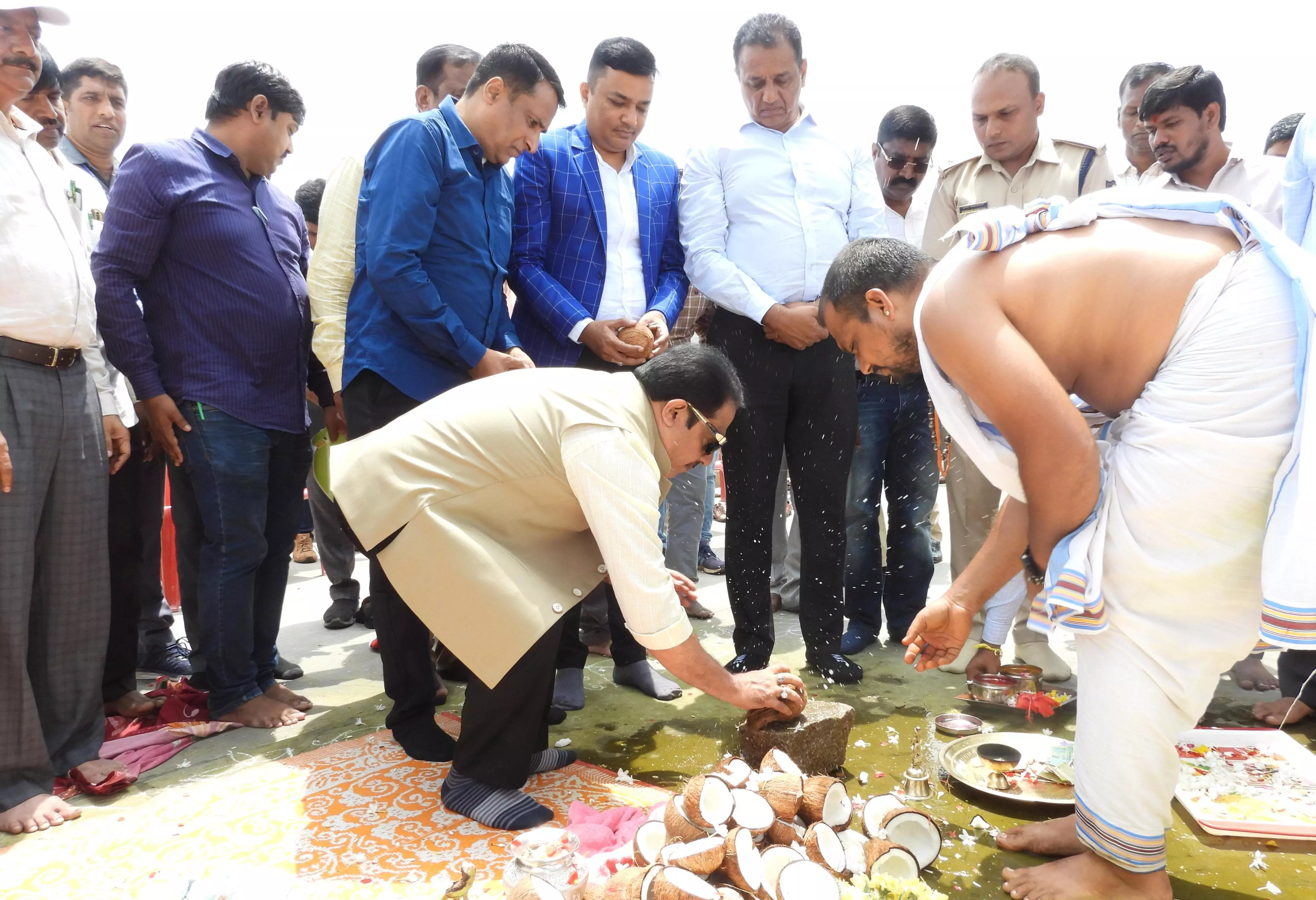 Zameer Khan performs puja for installation of a stop gate at Tungabhadra dam