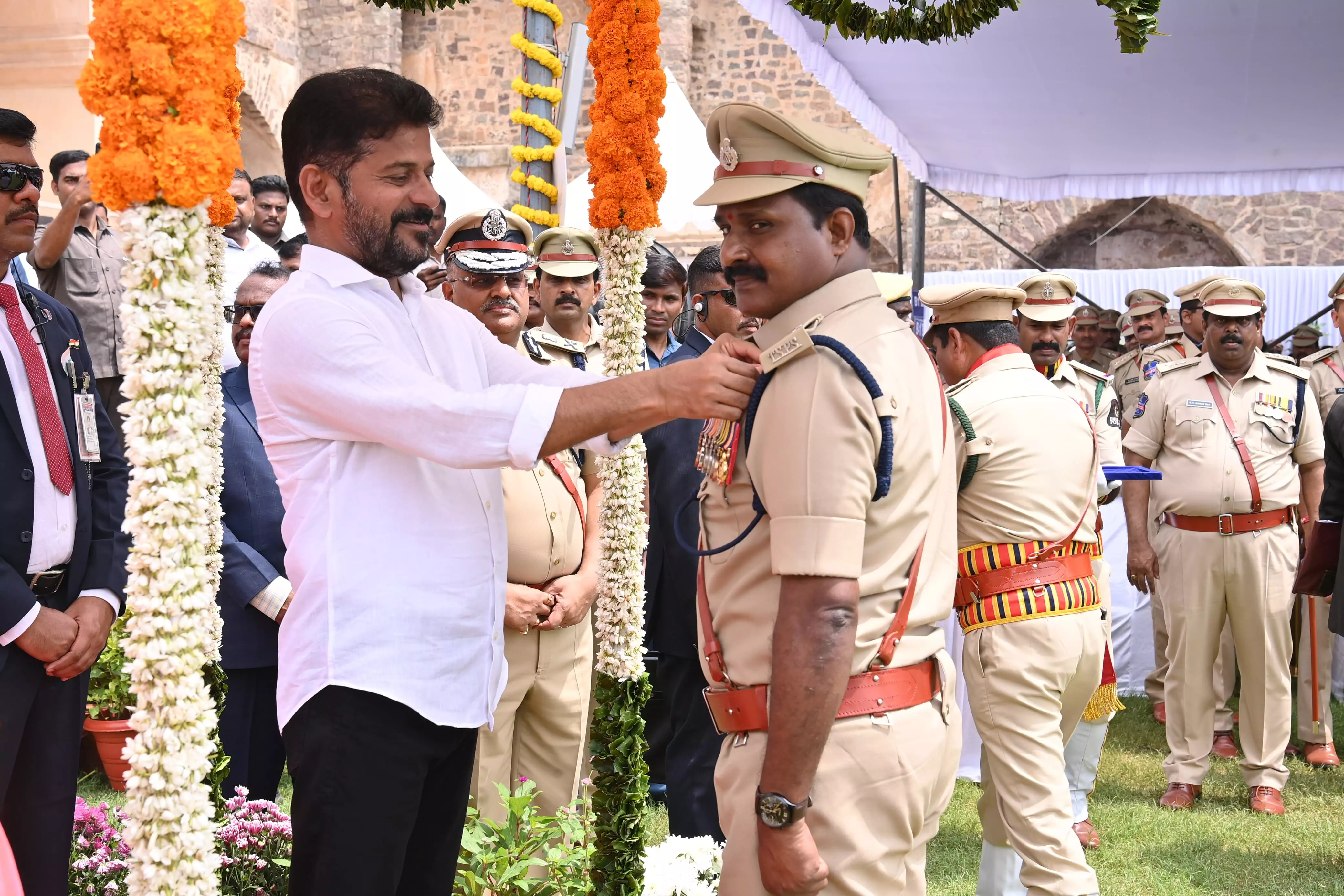 I-Day: CM Revanth Reddy presents medals to police, pays tributes to martyrs