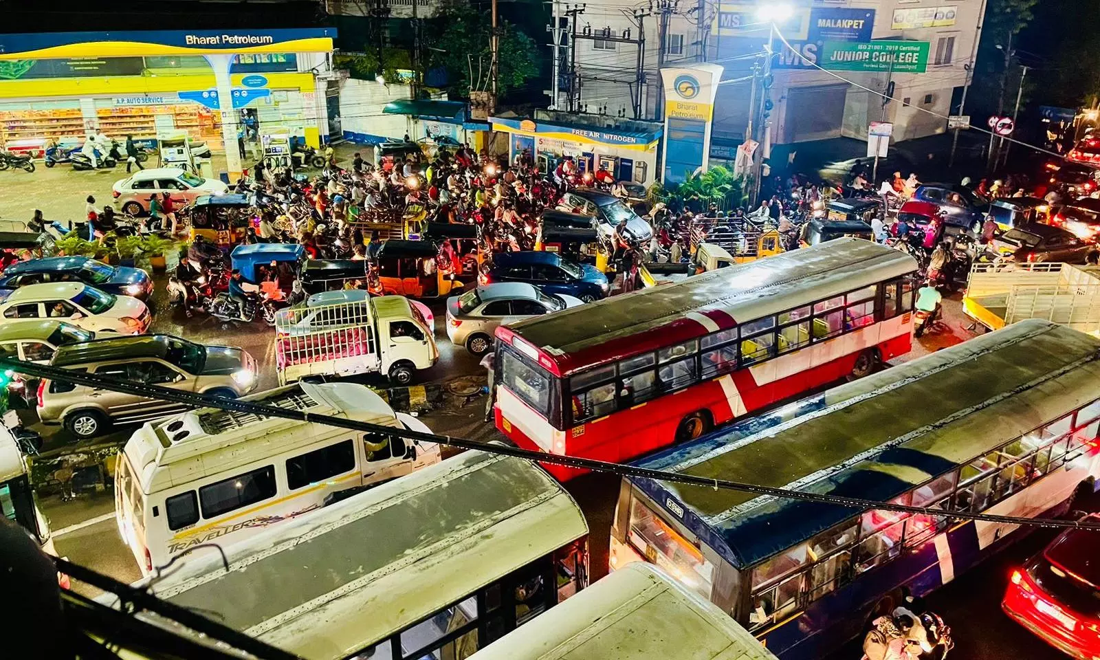 Sudden Downpour Brings City to a Standstill; Chaos on Roads