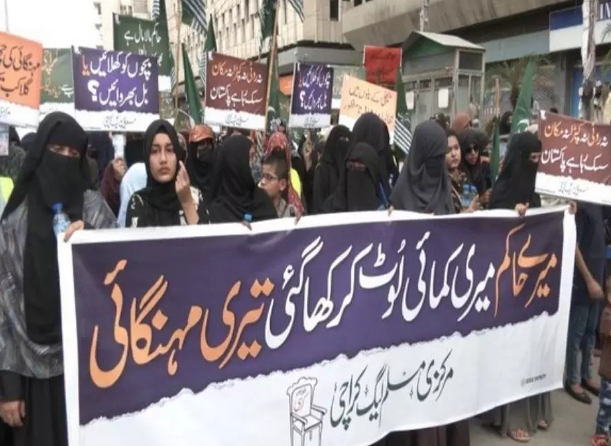 Women in Pakistans Karachi Protest Against Soaring Inflation and Heavy Taxes