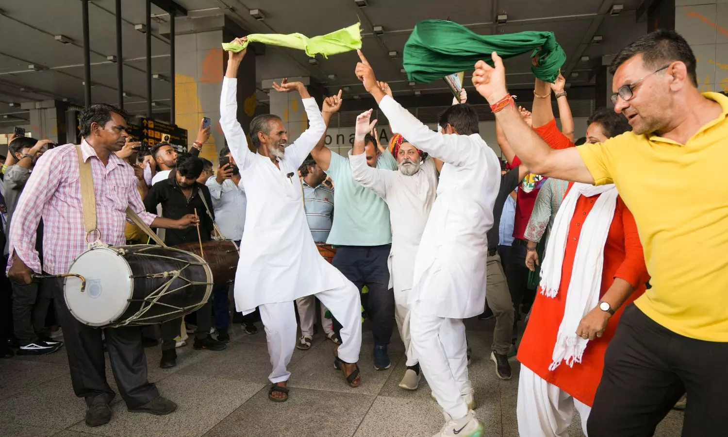 Vinesh Phogat returns to grand welcome after Paris heartbreak