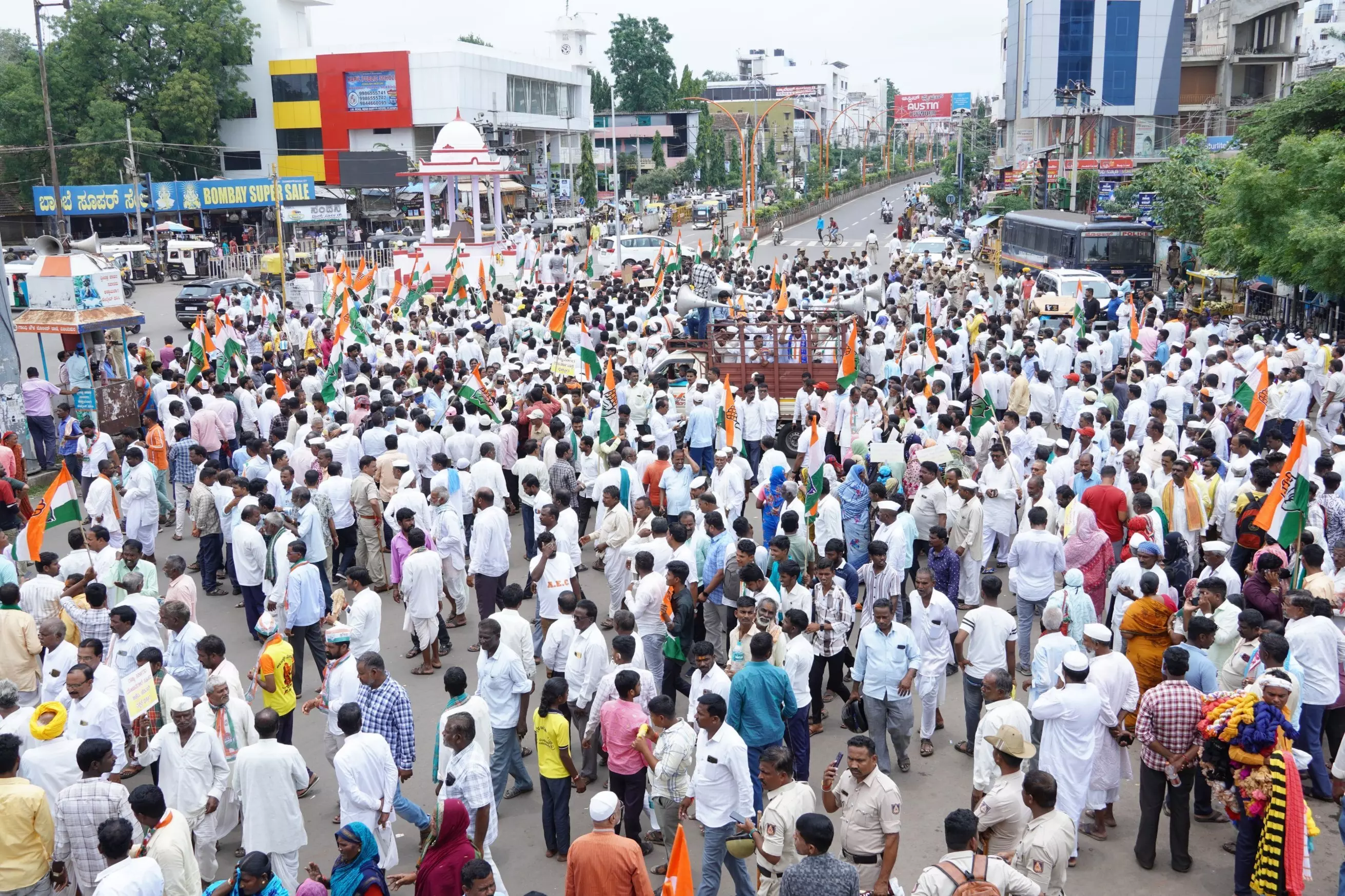 Political slugfest erupts in Karnataka over Governors nod for probe against CM