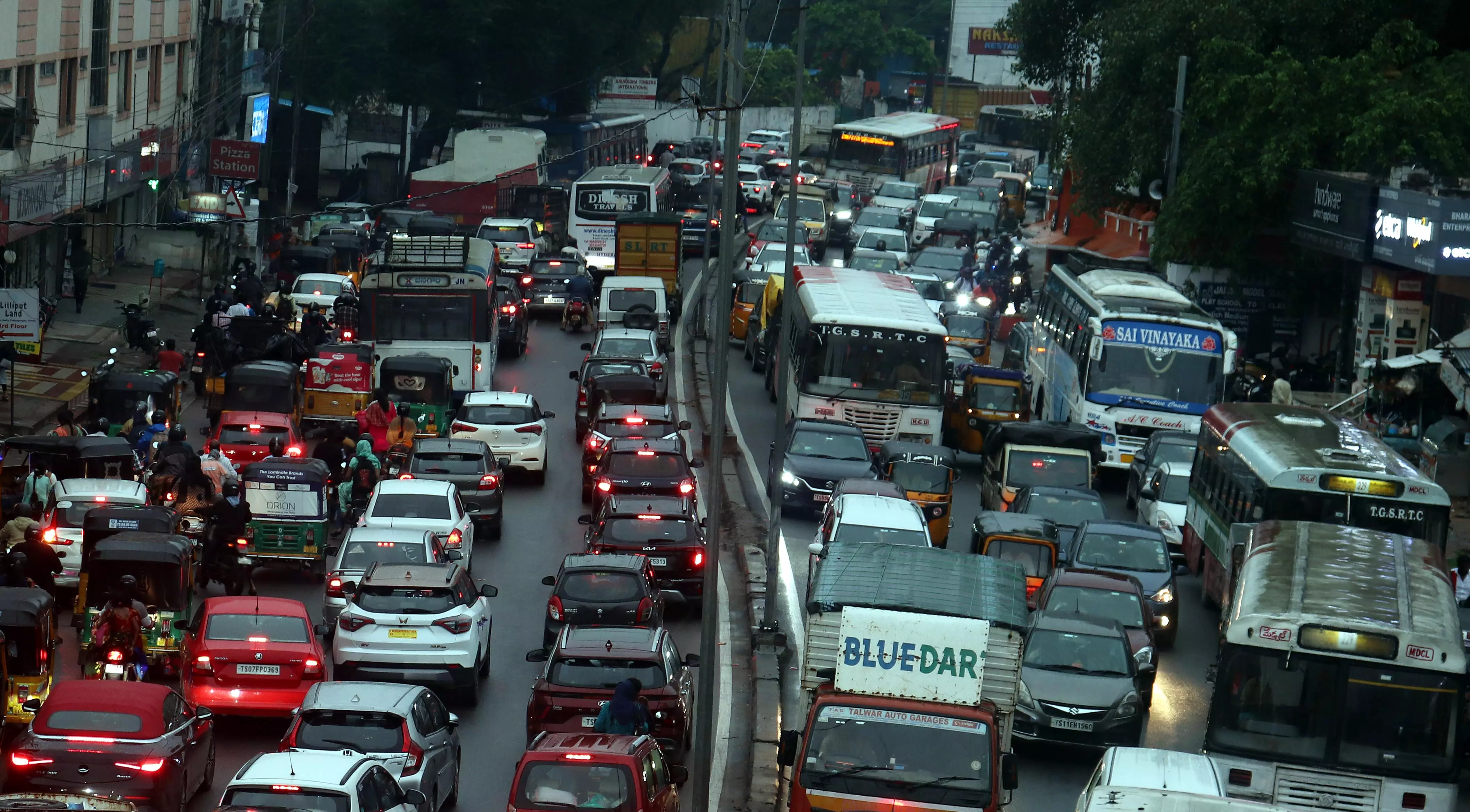 Hyderabad: Heavy rain causes waterlogging