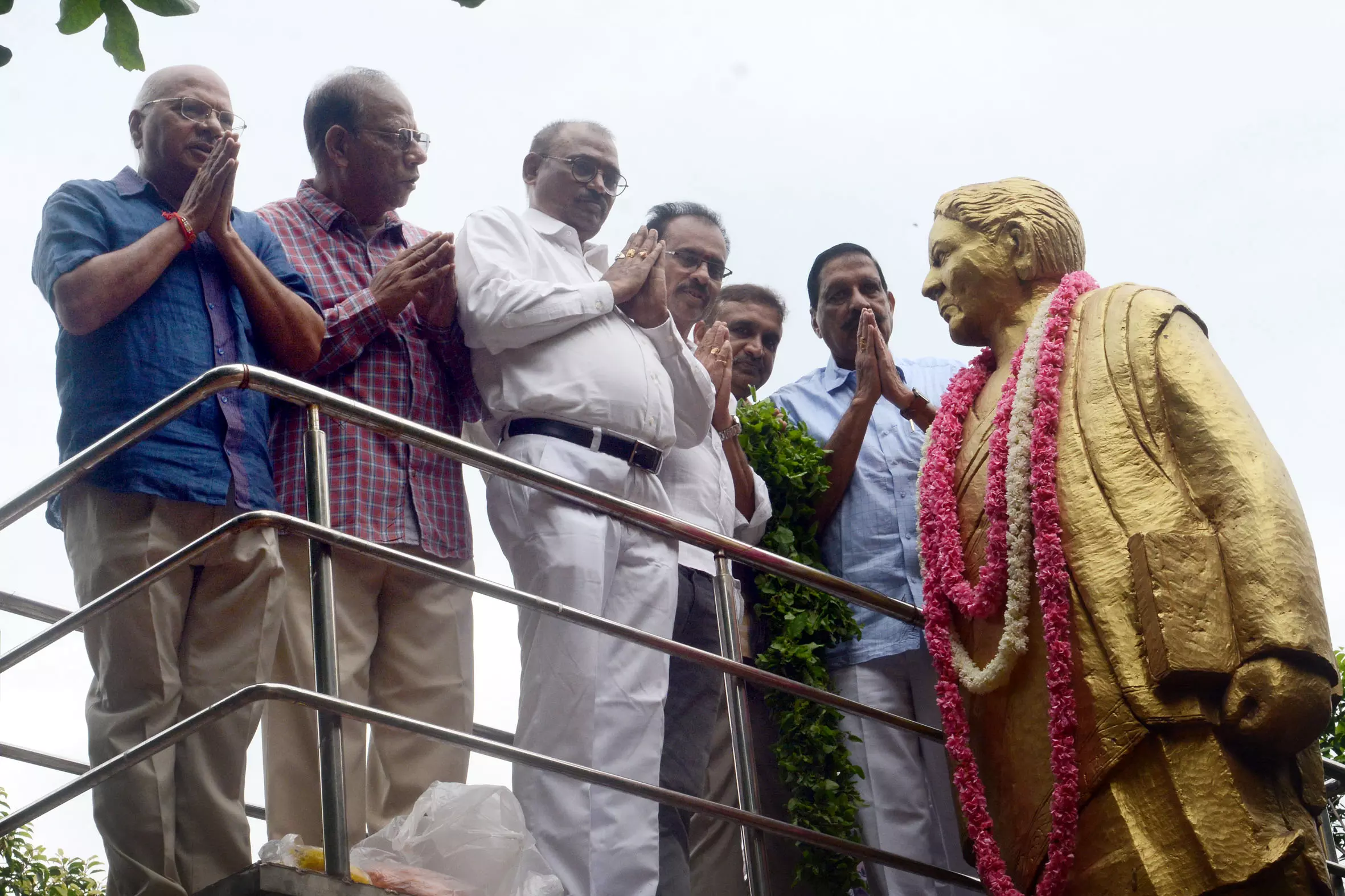 Andhra Pradesh Governor Pays Tributes to Prakasam Pantulu