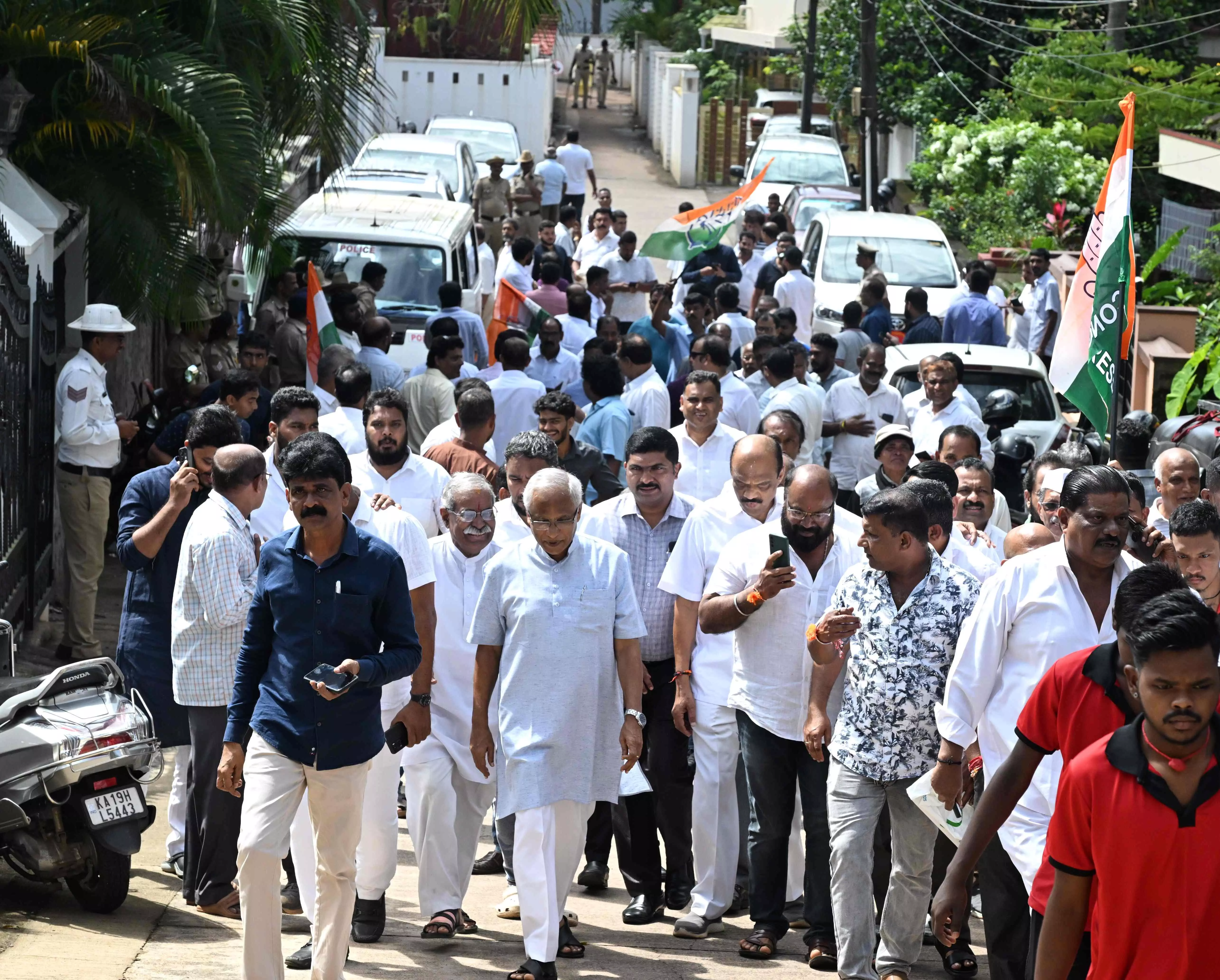 Karnataka: Congress rallies behind MLC Ivan DSouza after stone-pelting incident