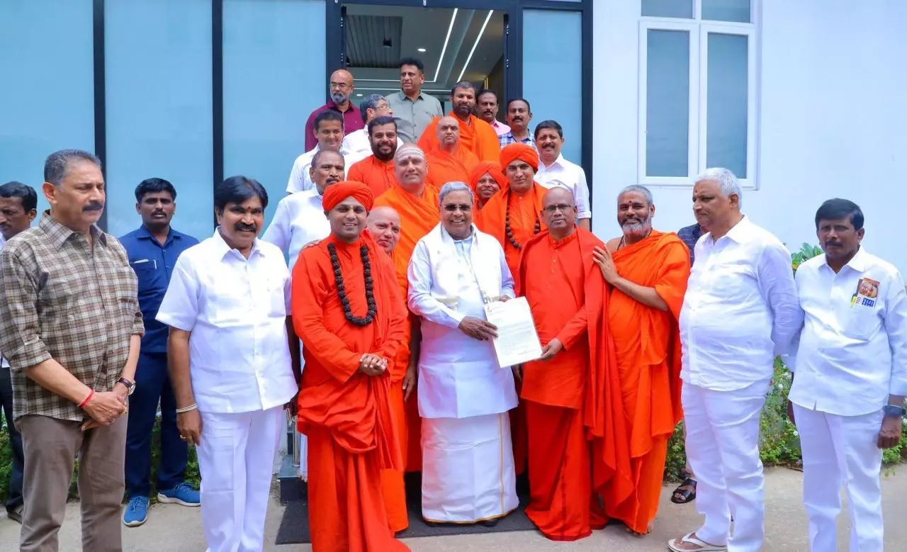 10 Pontiffs from Karnatakas Backward Classes Rally Behind CM Siddaramaiah