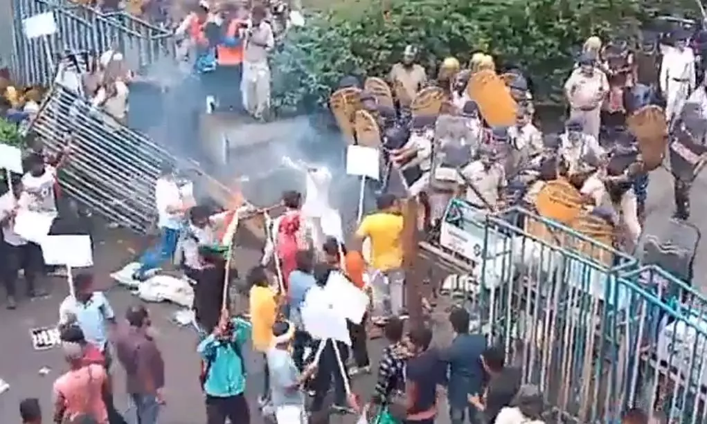 Nabanna Abhijan: Kolkata Police lathi-charge, use tear gas, water cannons to stop protestors