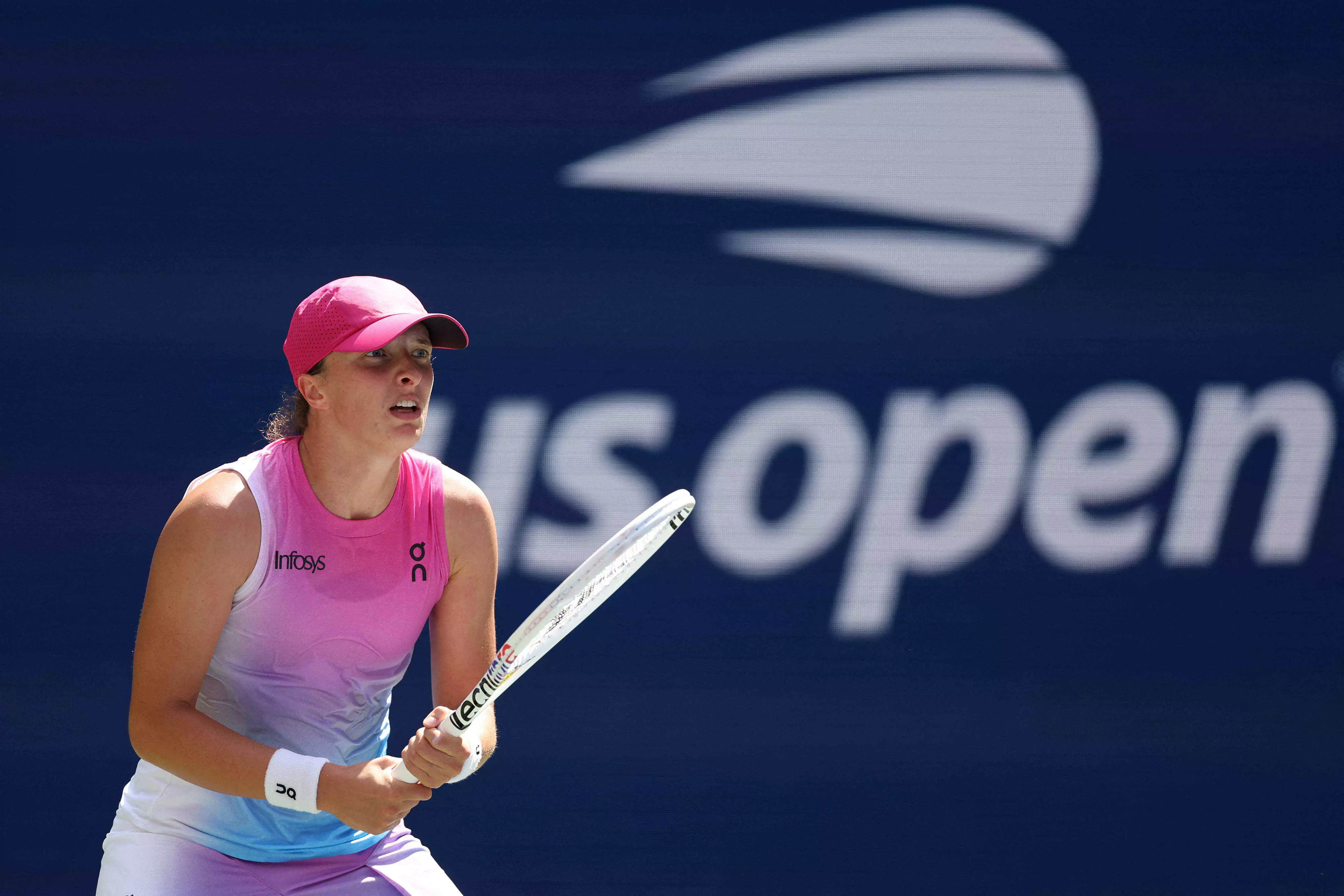 US Open: Top-Ranked Swiatek Outlasts Rakhimova in FIrst Round