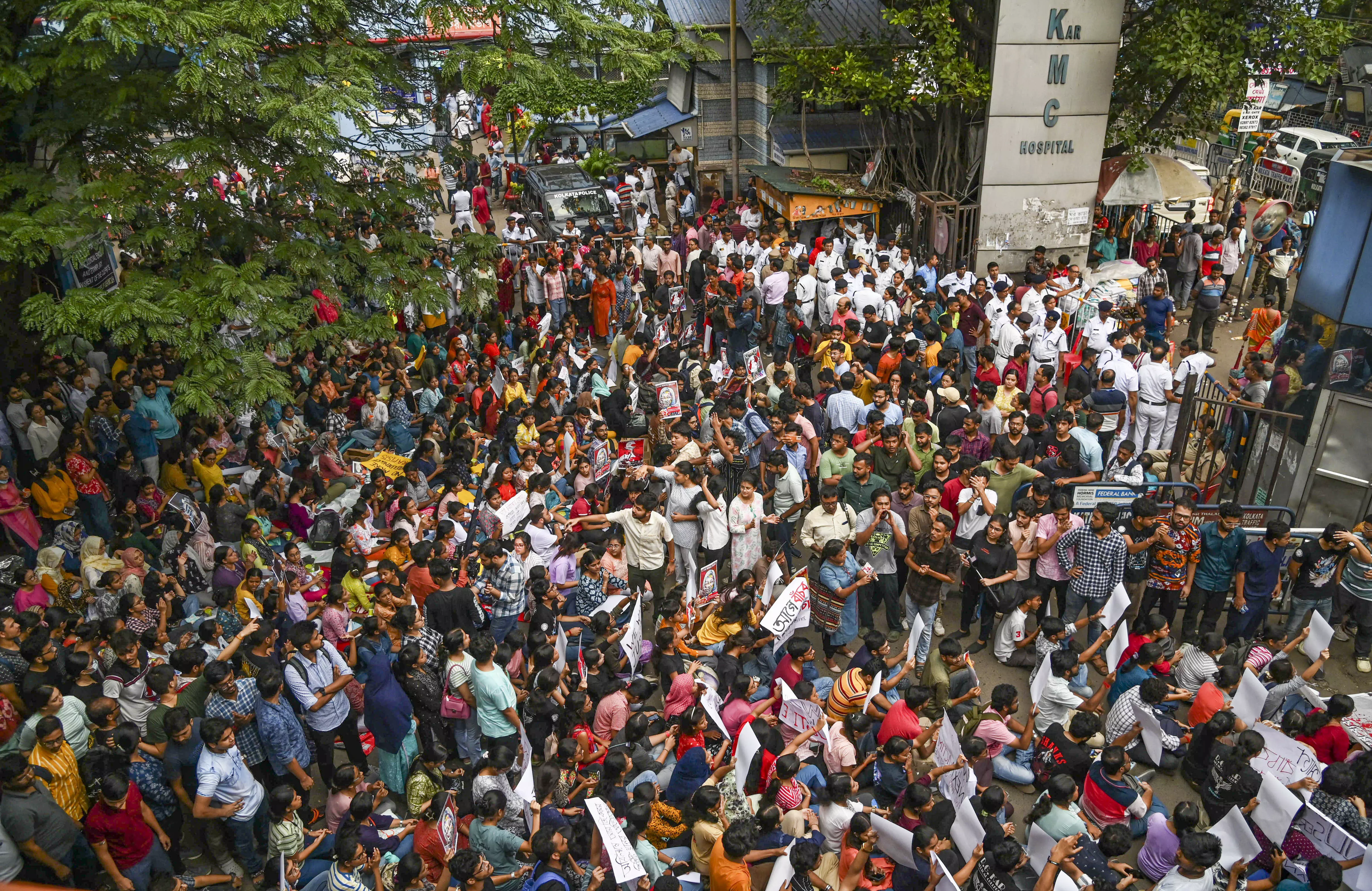 Junior doctors in Bengal reject Mamatas appeal to end ceasework