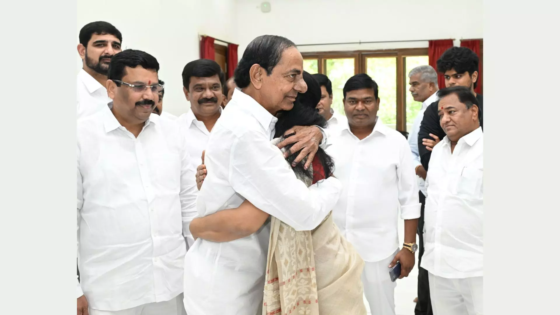 Telangana: Kavitha Meets KCR After Tihar Release