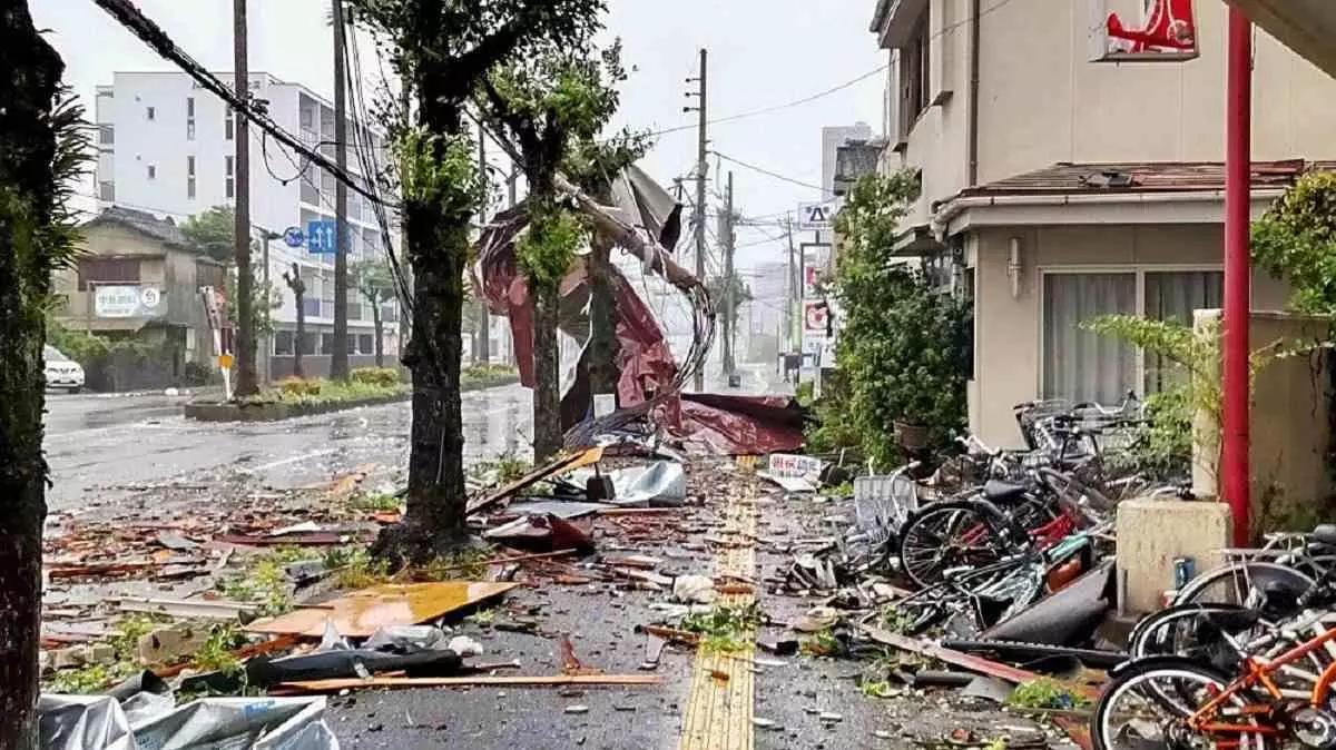 Powerful Typhoon Shanshan hits Japan, multiple deaths reported thumbnail