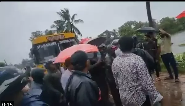 Scuffle at SR Gudlavalleru College as student union leaders attempt to enter campus