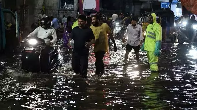 Heavy Downpour Drenches City, Neighbouring Districts