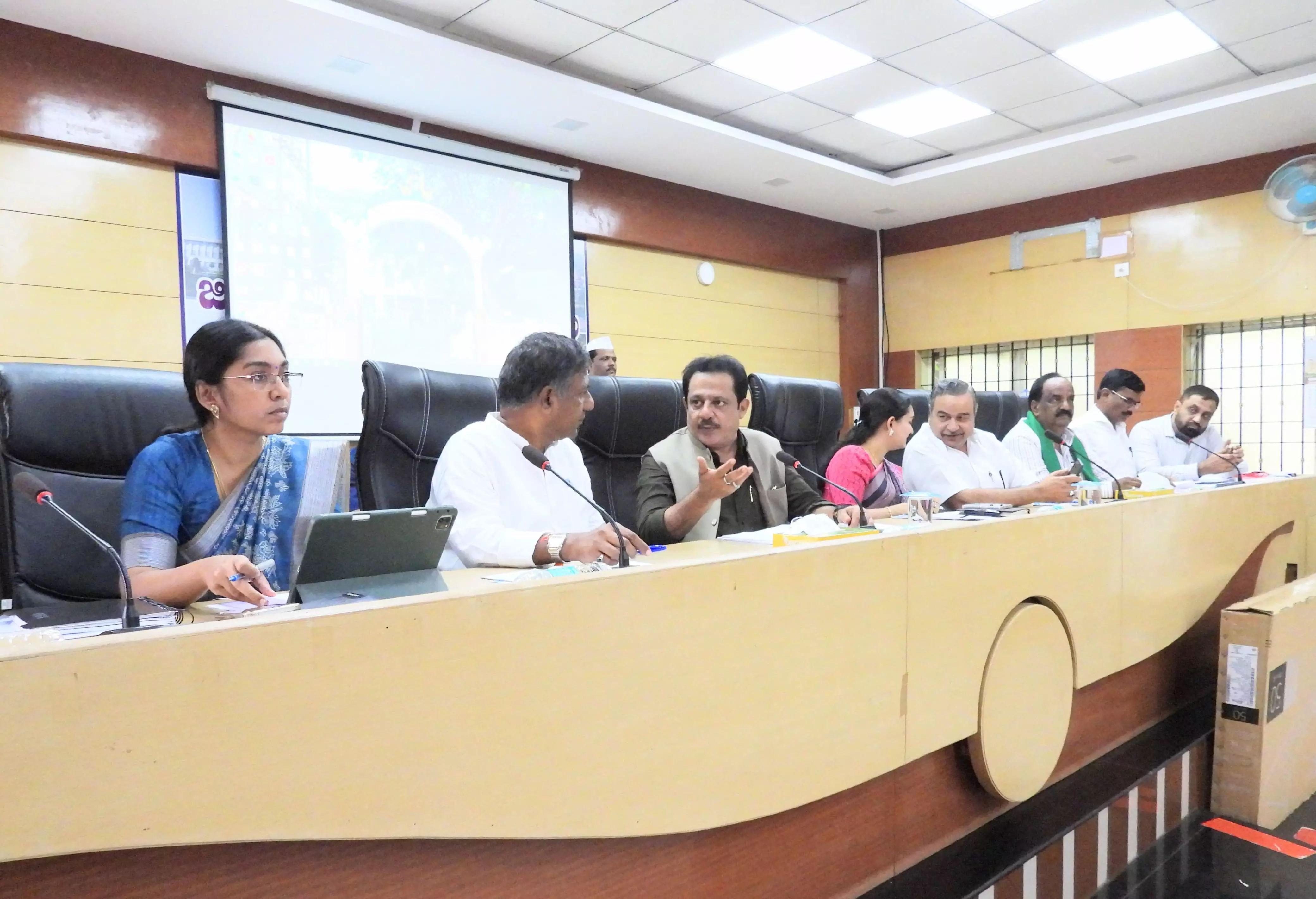 Zameer Ahmad Khan Addresses Waqf Property Issues in Dharwad Meeting