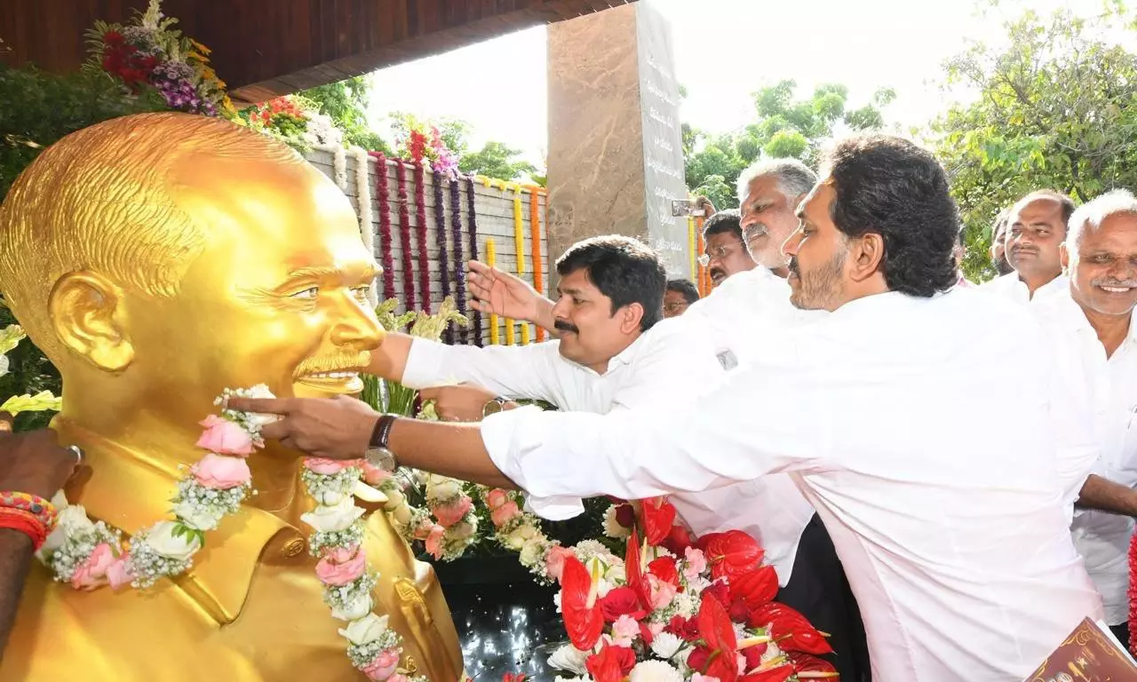 Jagan Pays Tributes to YSR at Idupulapaya