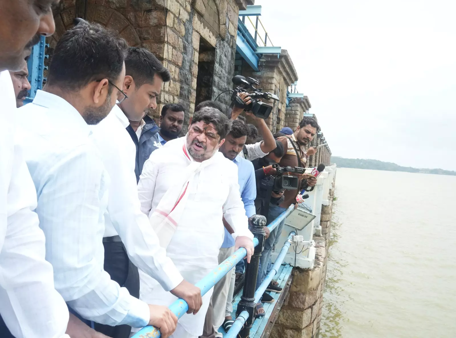 5,000 cusecs required for Himayathsagar to fill to brim: Ponnam