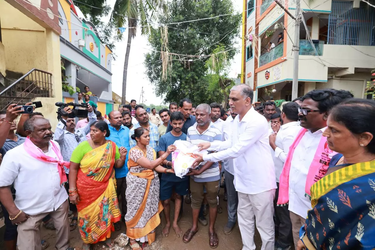 Stones pelted at BRS leaders’ vehicles at Khammam