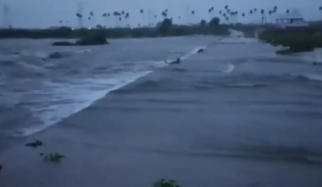 Telangana rains: Musi flows over low level bridge at Sangem, road connectivity disrupted