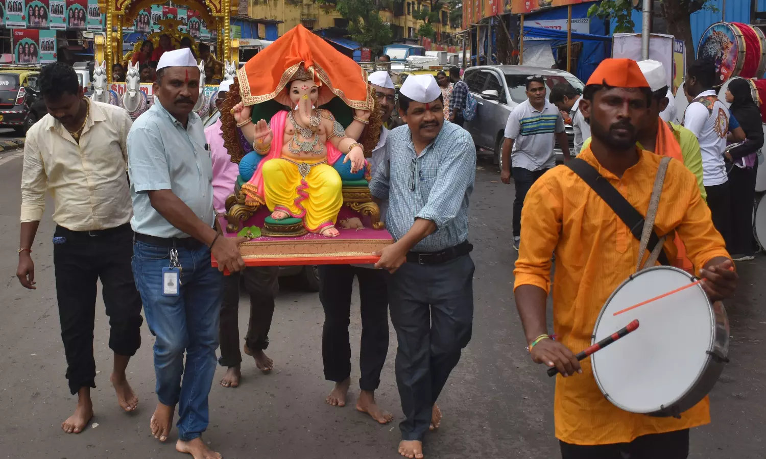 Devotees welcome Lord Ganesh amidst heavy traffic jams across Maharashtra