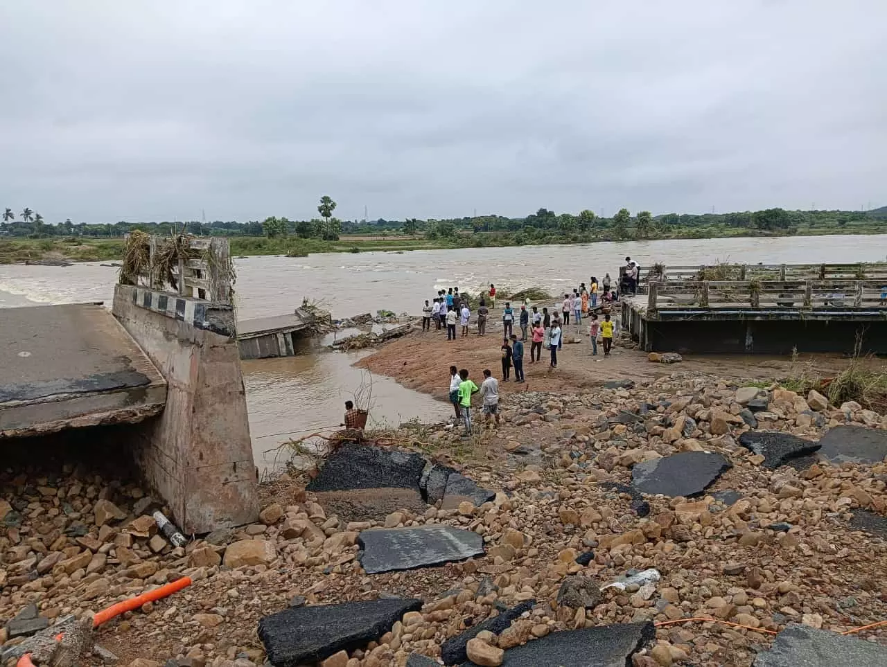 Khammam: Munneru stream swells, residents being evacuated