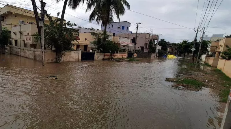 Telangana: 10 farmers escape floodwaters in Pendalwada