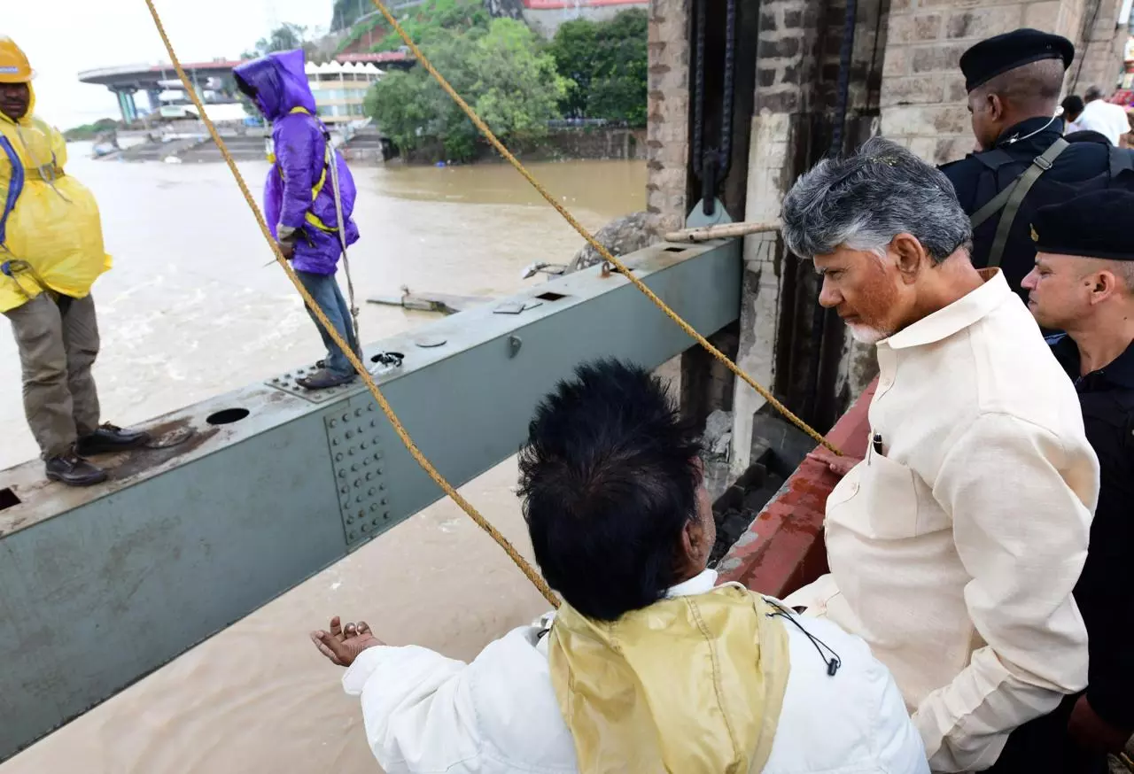 Naidu lauds fixing of 3 counterweights at Prakasam Barrage